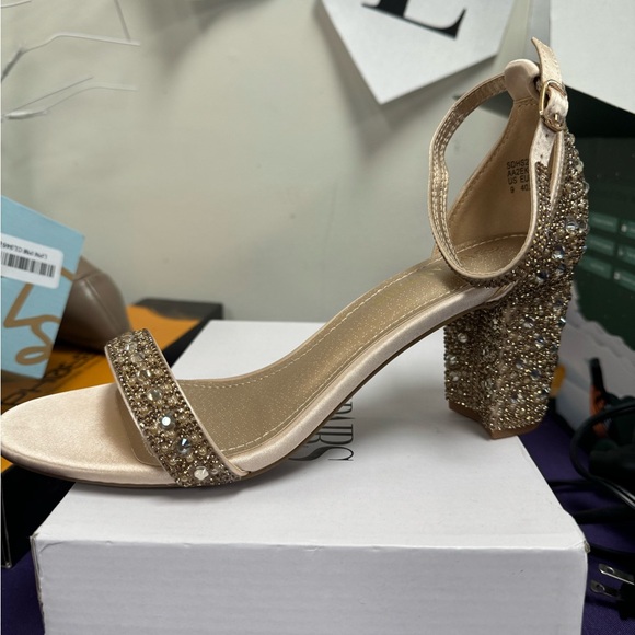 Woman’s chunk low heel pump sandal - Picture 2 of 6